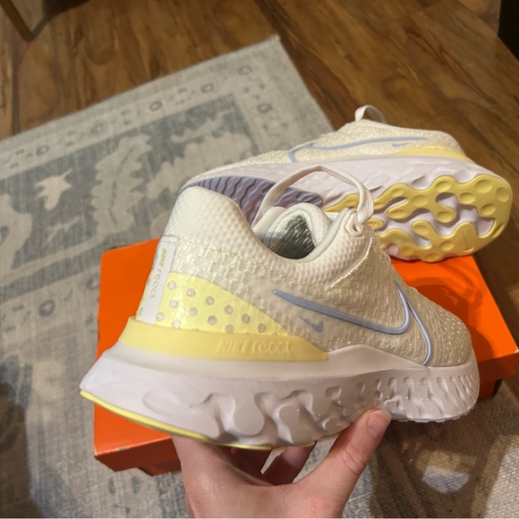 Nike Cream and Blue Running Shoes - Picture 4 of 6